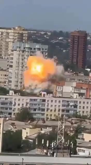 Dron narazil do obytného domu v Rostově