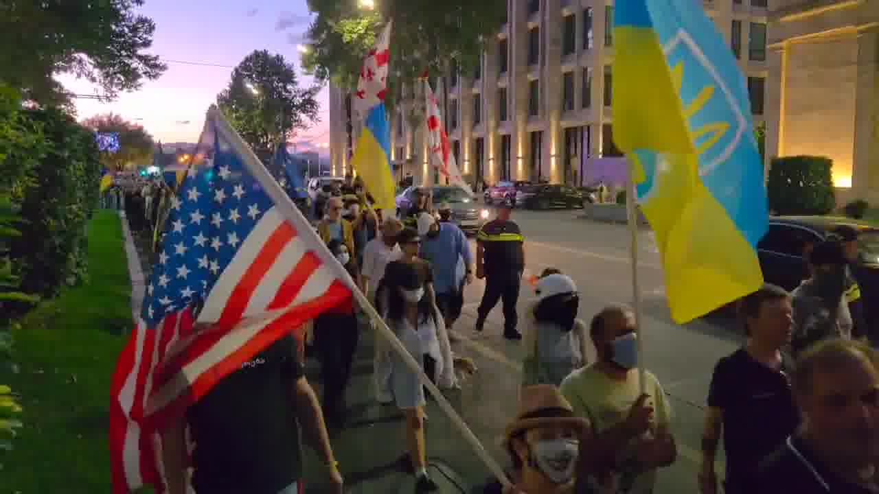 March in support of Ukraine on Rustaveli now. They chant names of two Ukrainians arrested during anti-govt protests in Tbilisi - Sergei Kukhachuk and Ruslan Sivakov.  March is to support Ukraine ahead of Alaska meeting