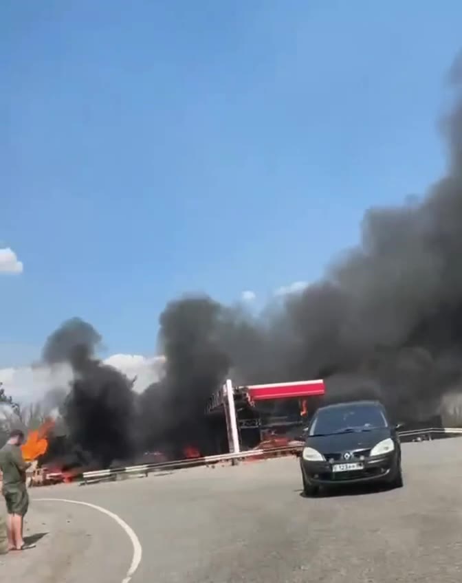 اشتعلت النيران في محطة وقود في يناكيف بعد غارة جوية يشتبه أنها من طائرة بدون طيار