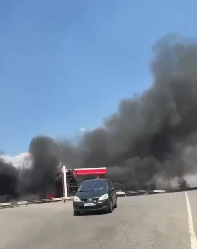 اشتعلت النيران في محطة وقود في يناكيف بعد غارة جوية يشتبه أنها من طائرة بدون طيار