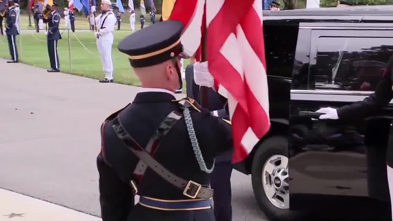 საფრანგეთის პრეზიდენტი ემანუელ მაკრონი (@EmmanuelMacron) თეთრ სახლში ჩავიდა