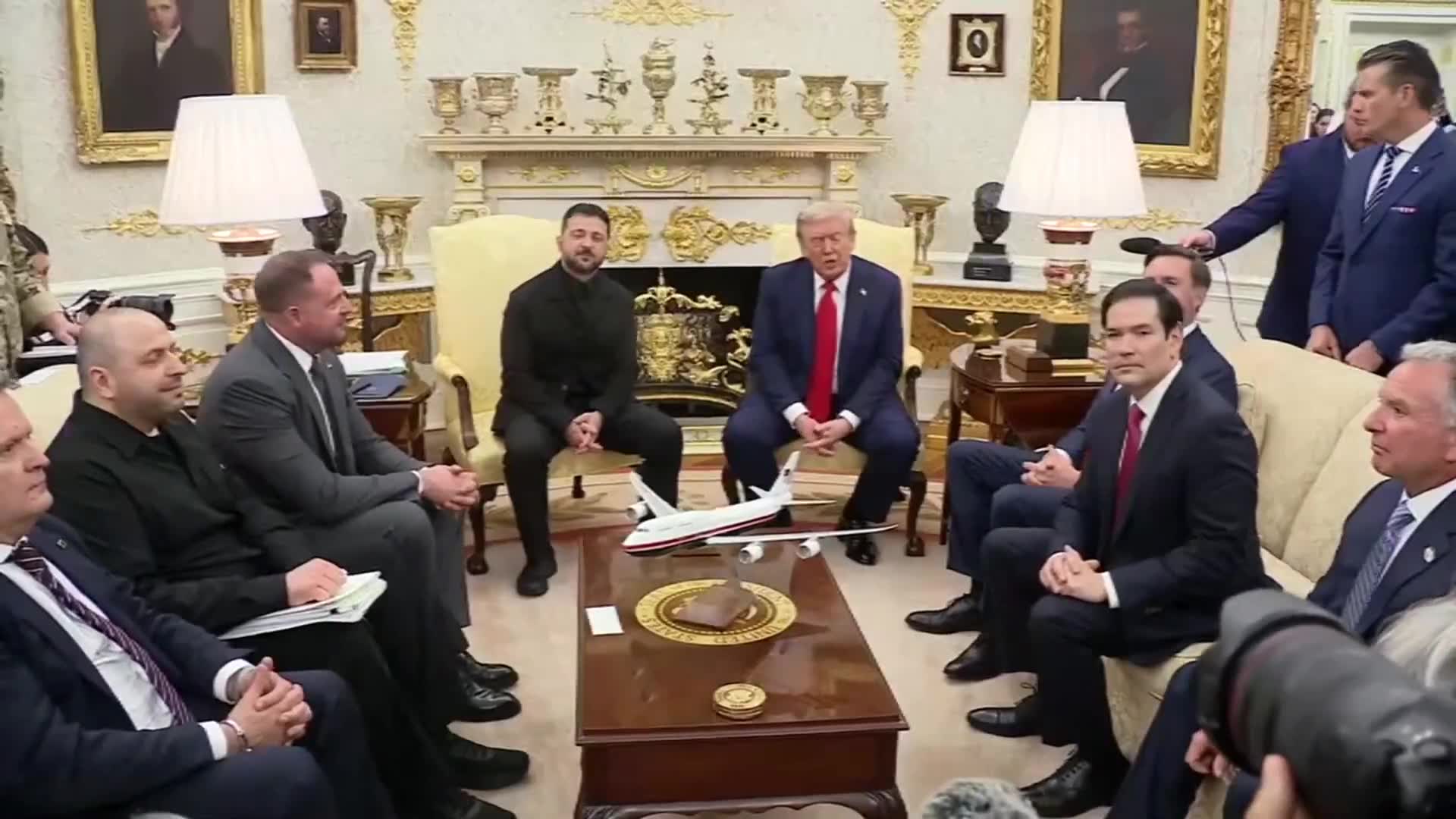 Trump:  It is an honor to have the president of Ukraine with us. Meeting between U.S. and Ukraine began in White House