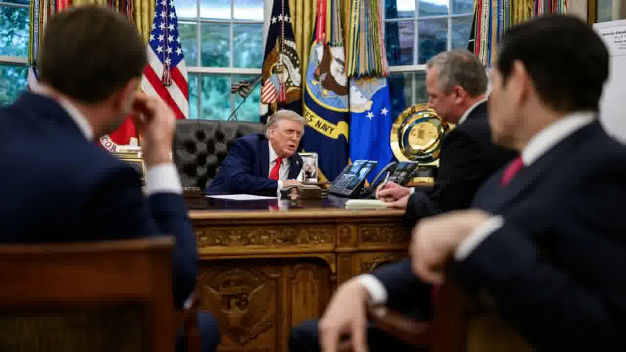 .@PressSec: בעקבות השיחות המעודדות אתמול, @POTUS שוחח עם הנשיא פוטין בטלפון, והוא הסכים להתחיל את השלב הבא בתהליך השלום - פגישה בין הנשיא פוטין לנשיא זלנסקי. ולאחריה, במידת הצורך, פגישה תלת-צדדית.