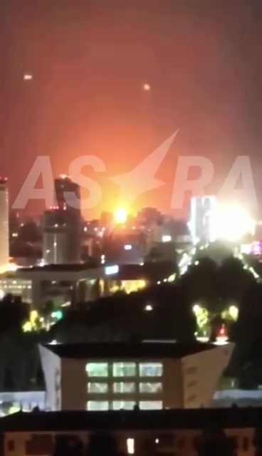 Velký požár v ropné rafinerii v Krasnodaru v důsledku útoků dronů