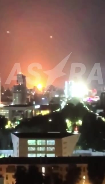 Velký požár v ropné rafinerii v Krasnodaru v důsledku útoků dronů