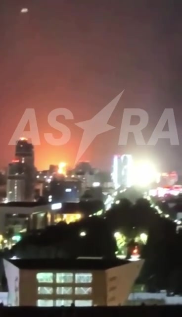 Velký požár v ropné rafinerii v Krasnodaru v důsledku útoků dronů