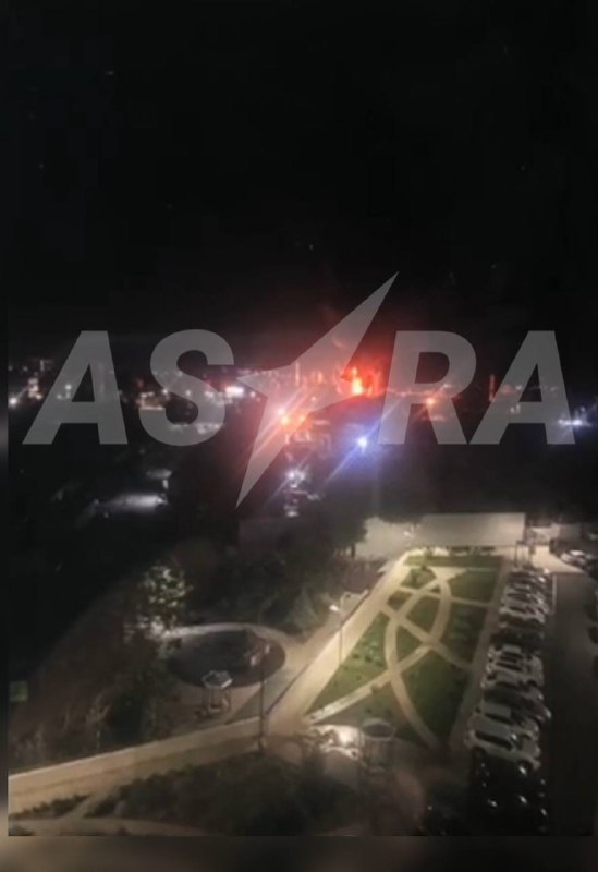Velký požár v ropné rafinerii v Krasnodaru v důsledku útoků dronů