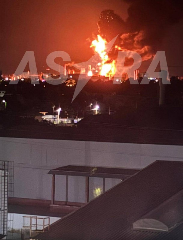 Velký požár v ropné rafinerii v Krasnodaru v důsledku útoků dronů