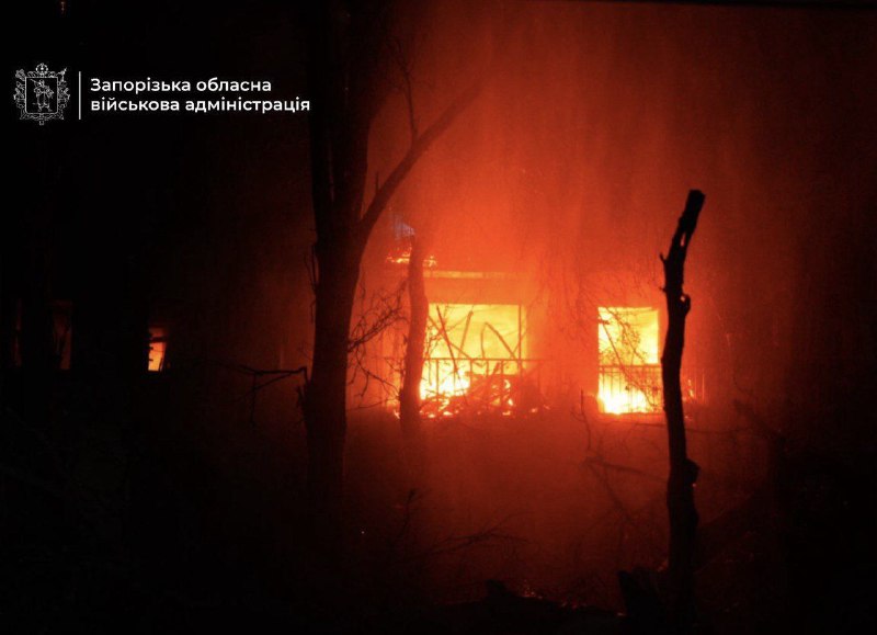 Obytný dům zničen při ruských raketových úderech na Záporoží