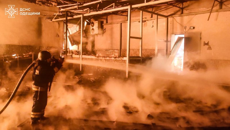 Prezident Zelenskyj: Masívny ruský útok na Ukrajinu trval viac ako 12 hodín. Bolo použitých takmer 500 útočných dronov a viac ako 40 rakiet vrátane Kinžalu. Hlavnými oblasťami útoku boli Kyjev a okolitá oblasť, Záporožie, Chmeľnyckyj, Sumy, Mykolajiv, Černihiv a Odesa. V dôsledku ostreľovania v hlavnom meste bola poškodená budova Kardiologického ústavu. Doteraz je známe, že v Kyjeve zomreli štyria ľudia vrátane 12-ročného dievčaťa. Celkovo je známych najmenej 40 zranených na Ukrajine vrátane detí. Pod paľbou bol podnik na výrobu chleba, gumárenská továreň, súkromné a bytové domy a objekty civilnej infraštruktúry. V teréne pracujú všetky potrebné služby. Budeme naďalej útočiť, aby sme Rusku odobrali tieto príležitosti na zarábanie peňazí a prinútili ho angažovať sa v diplomacii.