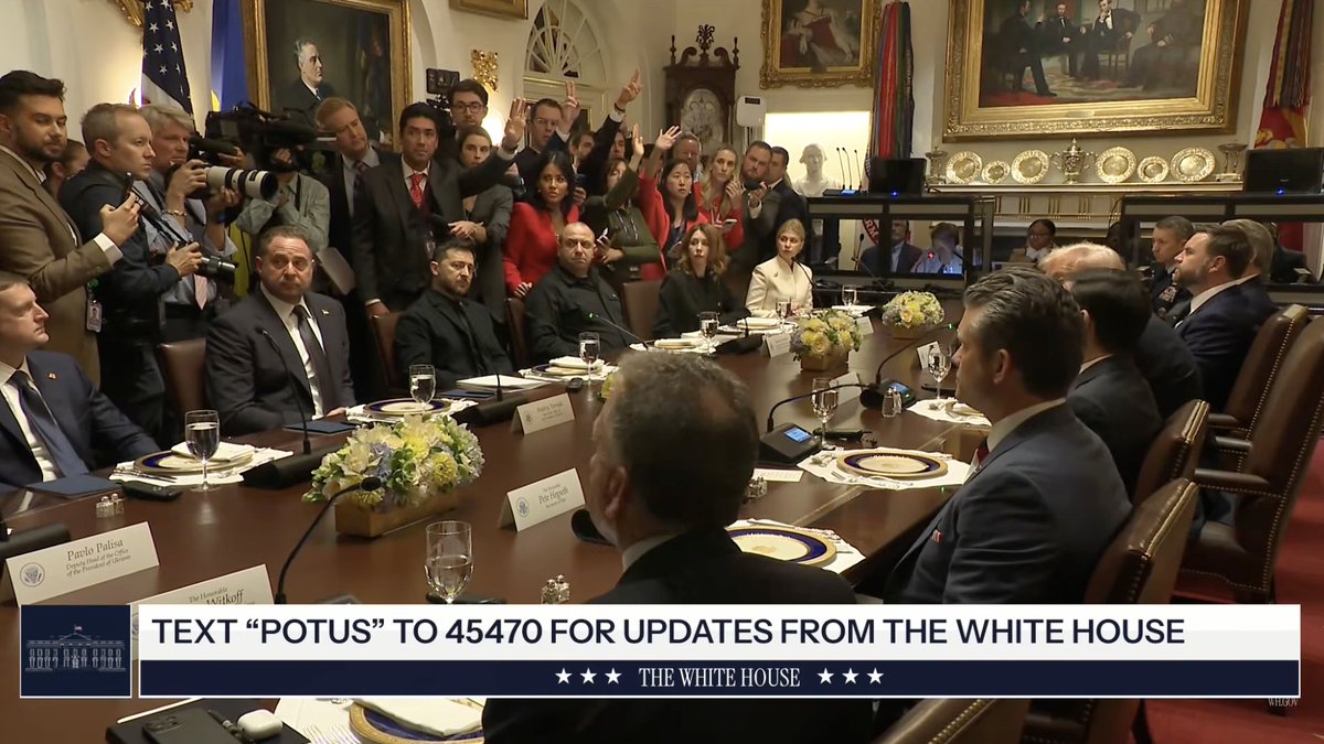 Trump hovorí, že Zelenskyj je „silný líder, muž, ktorý si prežil veľa a o niečo neskôr dodáva: „A myslím si, že v tom saku vyzerá krásne. Dúfam, že si to ľudia všimnú. Je dobré, že je v skutočnosti veľmi štýlové.