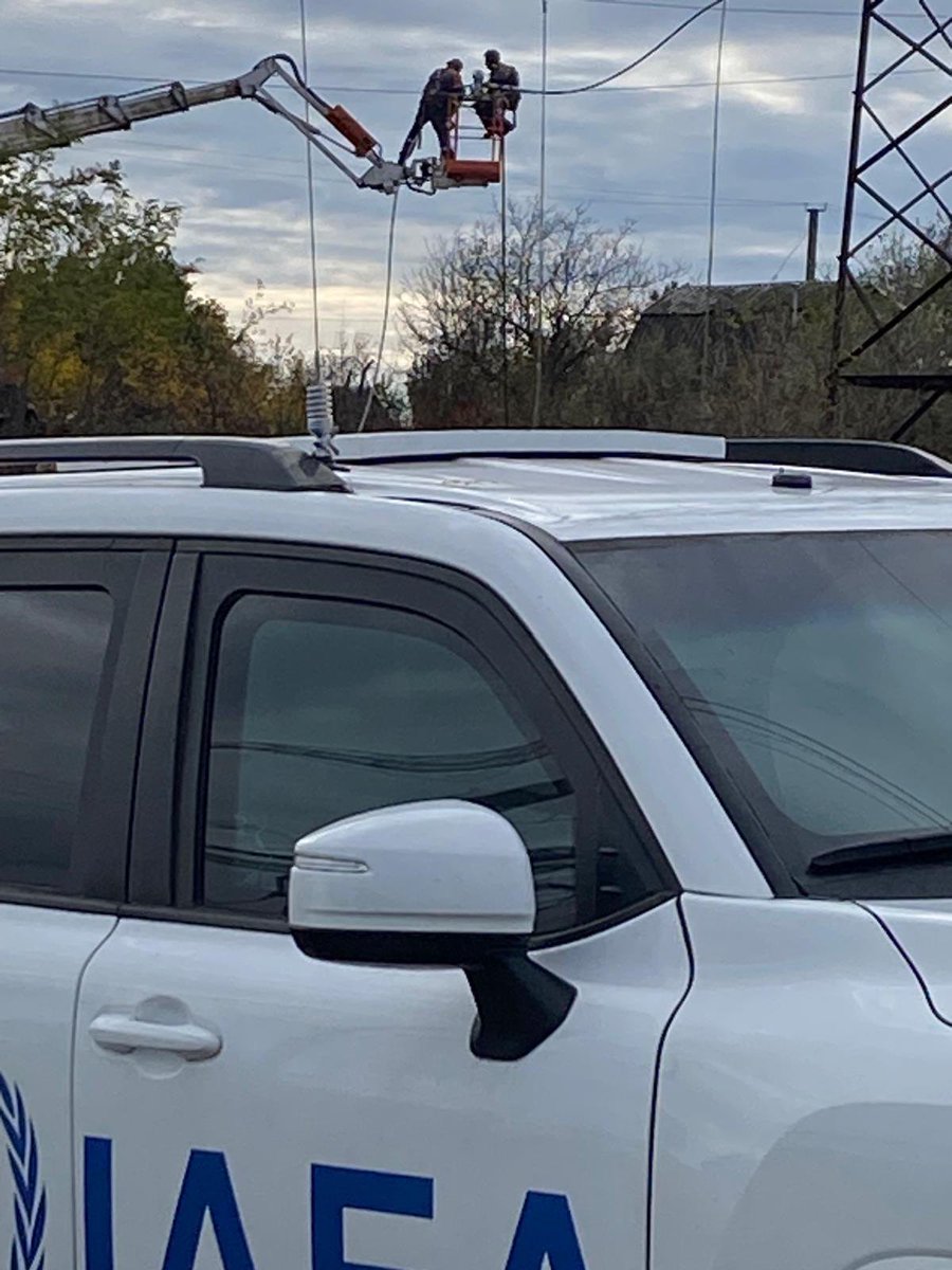 MAAE: Po štvortýždňovom výpadku sa začali práce na oprave poškodeného elektrického vedenia do ZJZ po zavedení lokálnych zón prímeria, ktoré umožnia pokračovať v prácach, uviedol generálny riaditeľ @rafaelmgrossi. Obnovenie dodávok elektriny mimo areálu je kľúčové pre jadrovú bezpečnosť. Obe strany konštruktívne spolupracovali s MAAE, aby umožnili pokračovanie komplexného plánu opráv.