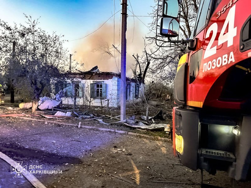 Pri leteckom útoku s kĺzavou bombou v Lozovej v Charkovskej oblasti utrpeli zranenia štyria ľudia