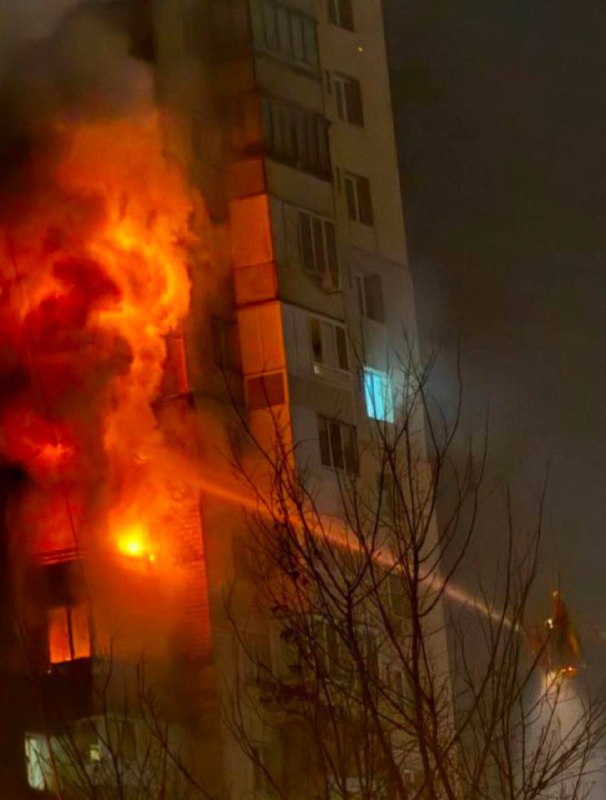 Pri ruskom útoku dronmi a raketami v Kyjeve zahynuli najmenej dvaja ľudia