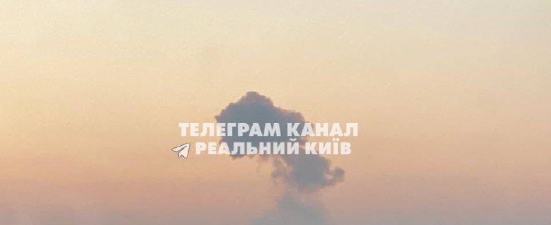 V Kyjeve stúpa dym po výbuchoch