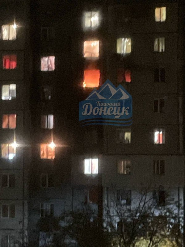 Dron narazil do obytného domu v Donecku