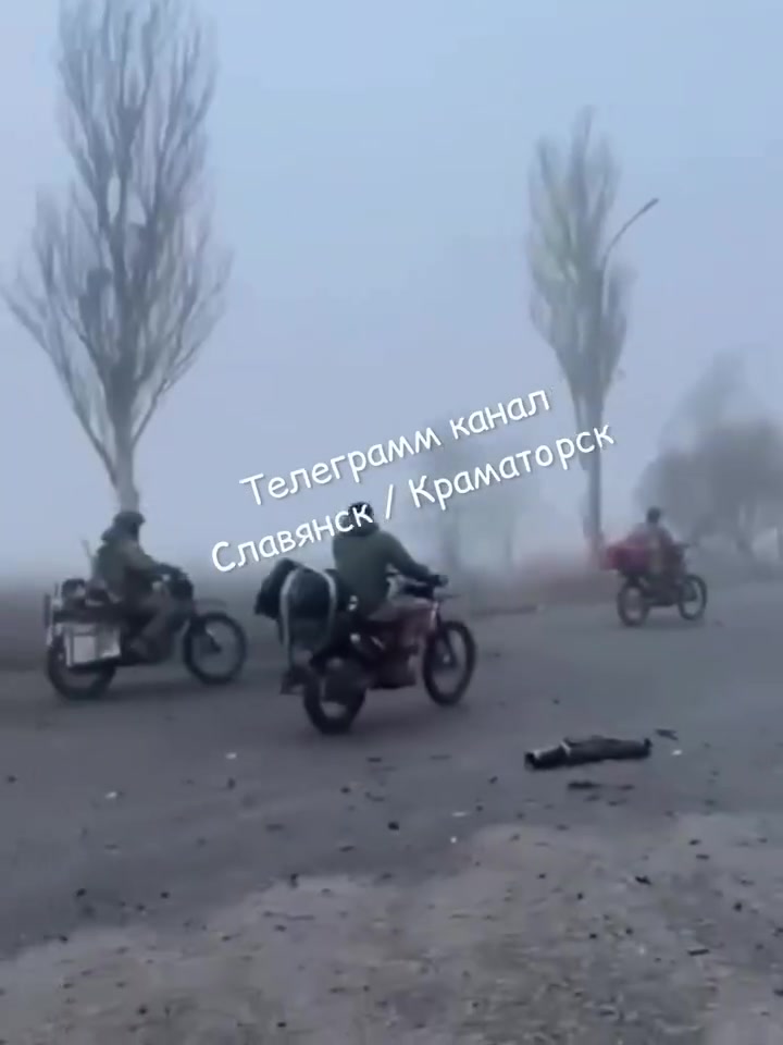 Russian infantry is entering area of Pokrovsk using thick fog cover 