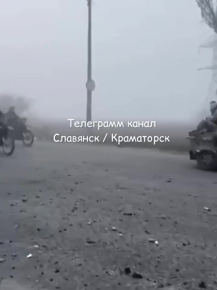 Russian infantry is entering area of Pokrovsk using thick fog cover 