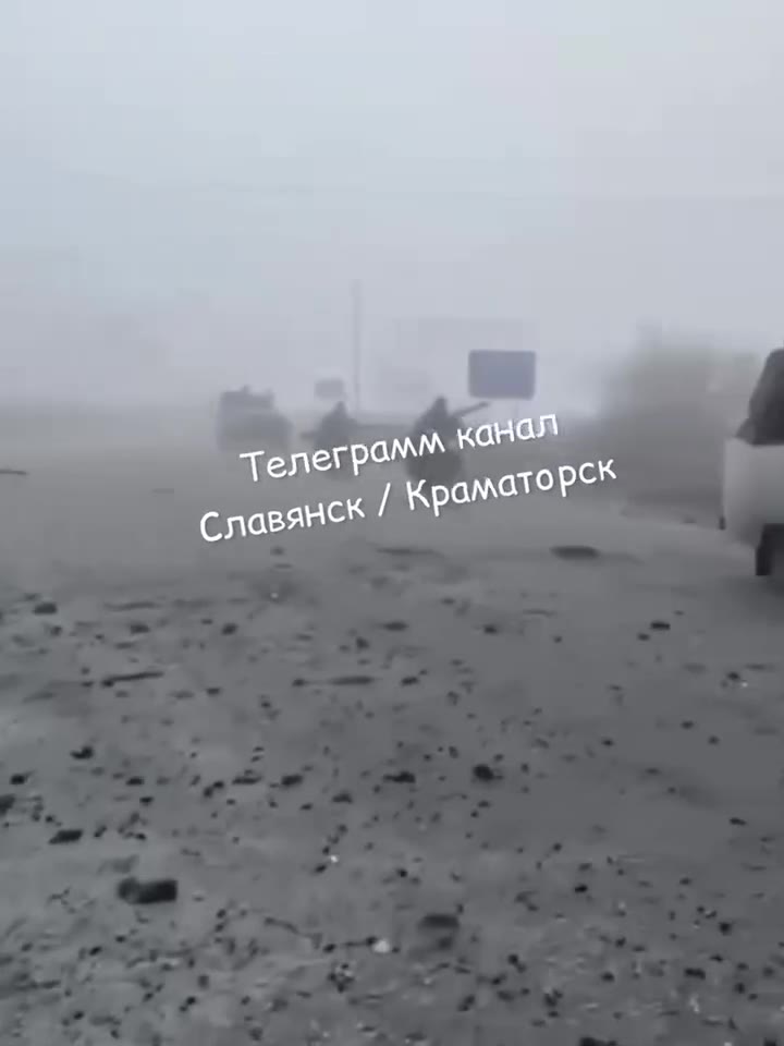Russian infantry is entering area of Pokrovsk using thick fog cover 