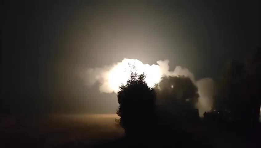 Generálny štáb ozbrojených síl Ukrajiny potvrdil útoky dronov na ropnú rafinériu Novokujbiševskij v Samarskej oblasti v Rusku, ako aj na vojenské sklady dronmi jednotky Rubikon.