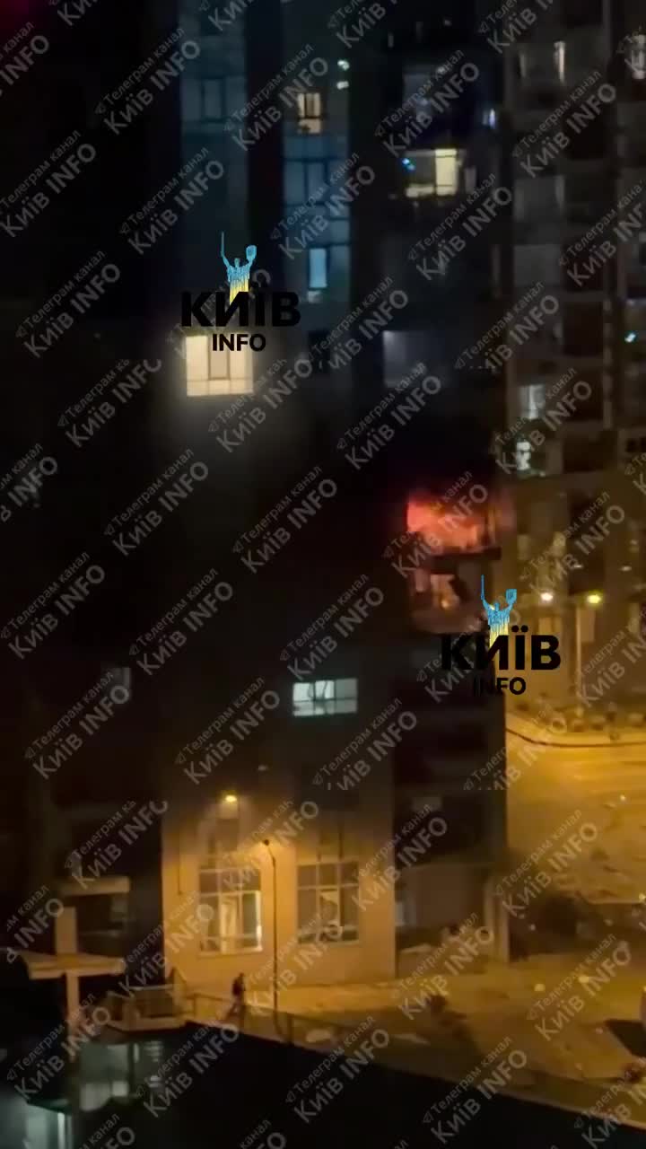 Dron uderzył w dom mieszkalny w dzielnicy Peczerskiej w Kijowie, powodując pożar