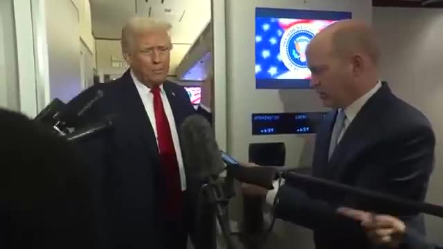 Reporter: Słyszałeś to nagranie Bloomberga, jak Witkoff instruuje Rosjan, jak do ciebie trafić Trump: Cóż, nie słyszałem, nie. Ale to standardowa rzecz, wiesz, bo on musi to sprzedać Ukrainie. Musi sprzedać Ukrainę Rosji. Tak właśnie robi negocjator. Musisz powiedzieć: „Słuchajcie, oni tego chcą, musisz ich do tego przekonać. Wiesz, to bardzo standardowa forma negocjacji. Nie słyszałem tego, ale słyszałem, że to standardowe negocjacje. I wyobrażam sobie, że mówi to samo Ukrainie, bo każda strona musi coś dać i coś wziąć.