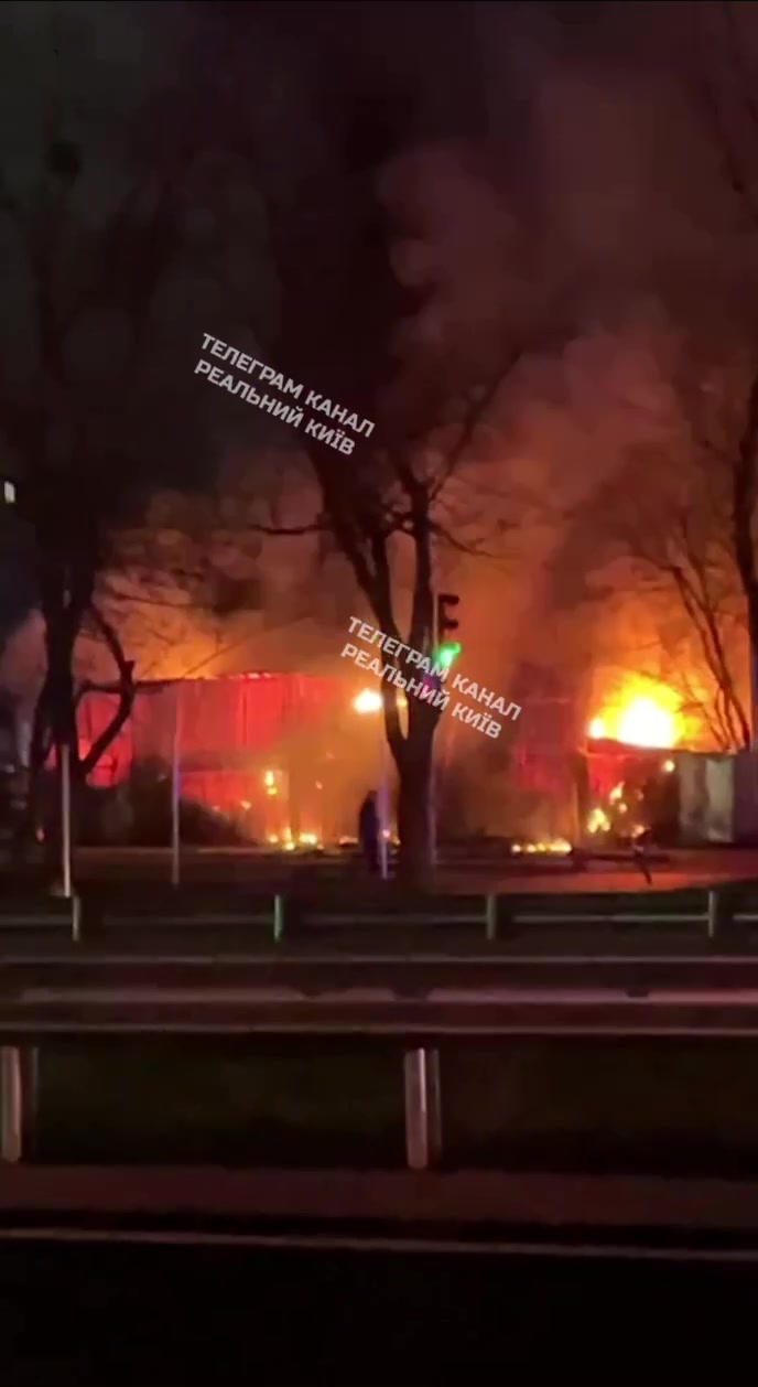 Garage exploded and caught fire in Kyiv 