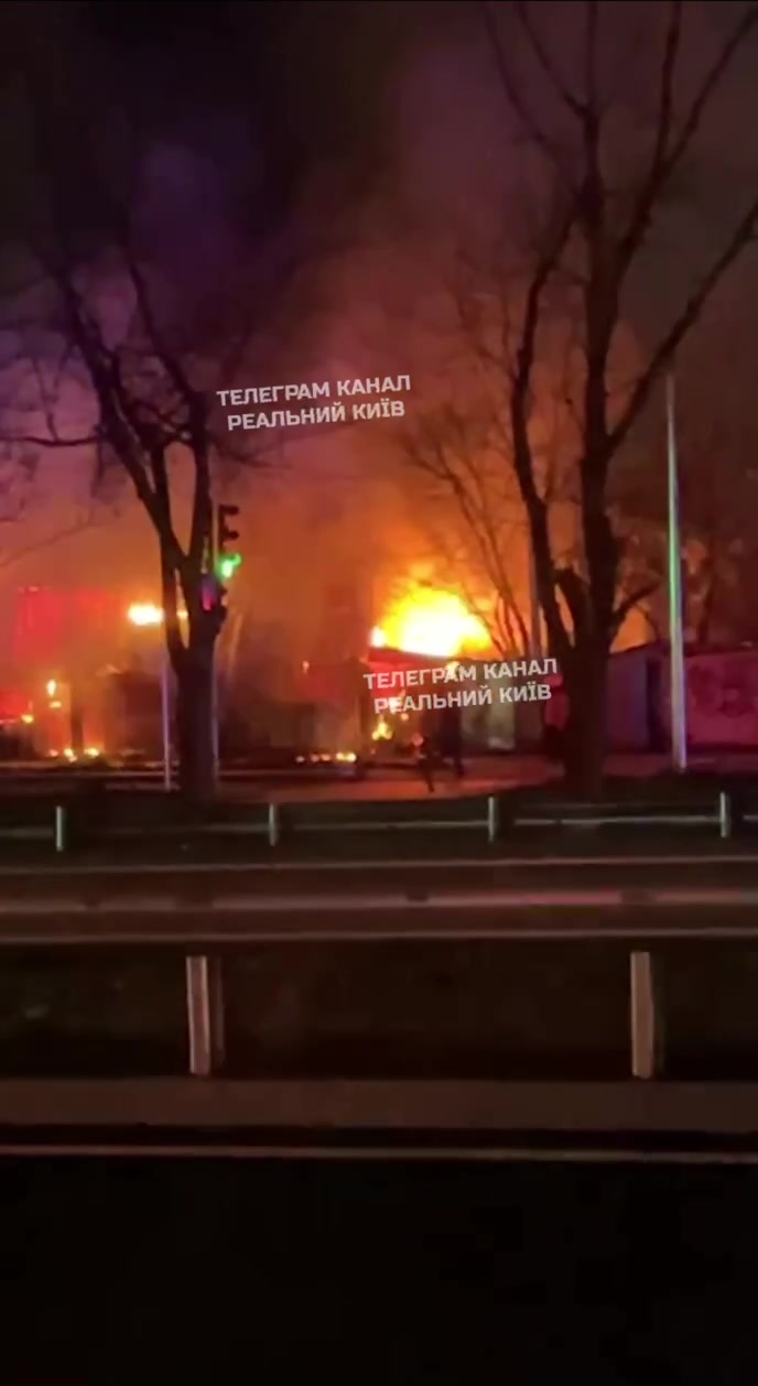 Garage exploded and caught fire in Kyiv 