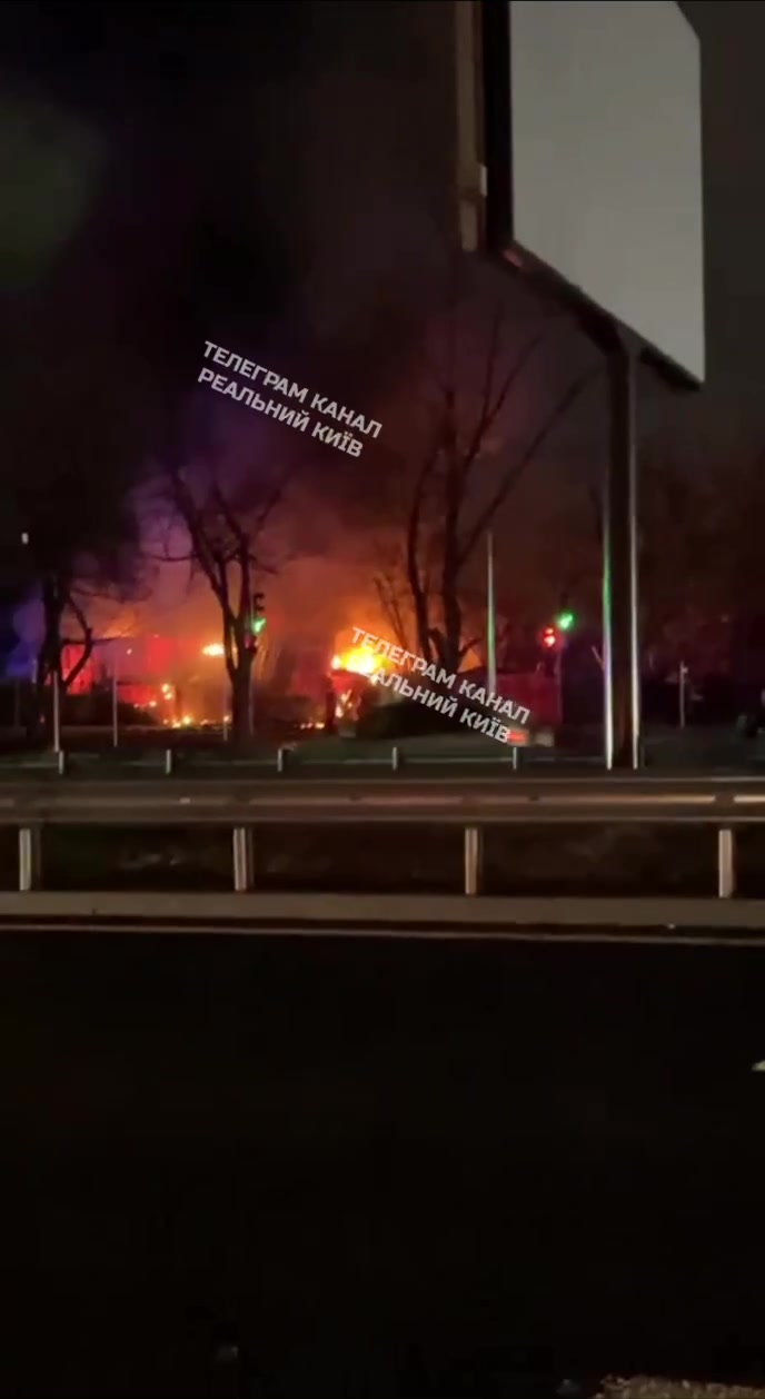 Garage exploded and caught fire in Kyiv 