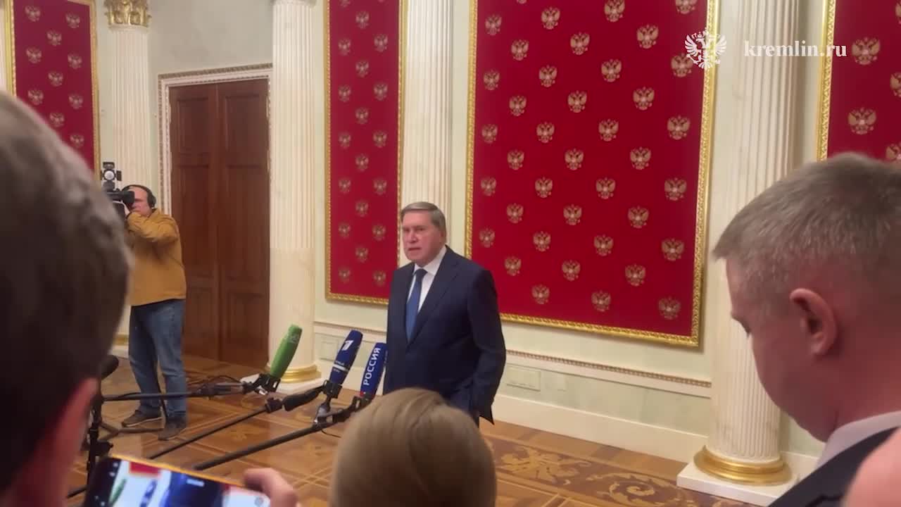 „Wciąż wiele pracy przed nami – stwierdził Uszakow. Rozmowa Putina z Whitkoffem i Kushnerem była pożyteczna i konstruktywna. Dodał, że Rosja i USA zgodziły się nie ujawniać treści rozmów. Moskwa otrzymała cztery dodatkowe dokumenty oprócz wstępnego 28-punktowego planu Trumpa dotyczącego rozwiązania konfliktu na Ukrainie. Spotkanie było okazją do omówienia dalszych sposobów rozwiązania kryzysu ukraińskiego. Omówiono treść amerykańskiego planu rozwiązania konfliktu, a nie konkretne propozycje.