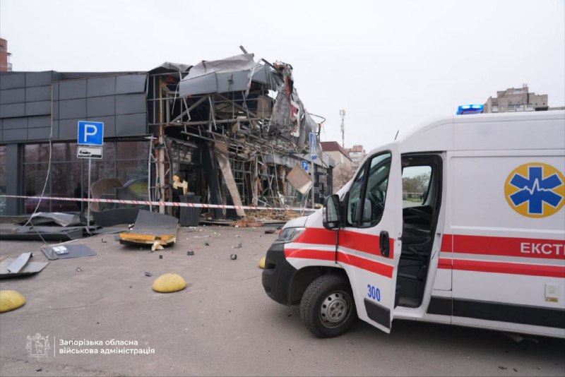 At least 4 people wounded as result of Russian airstrike against grocery store in Zaporizhzhia