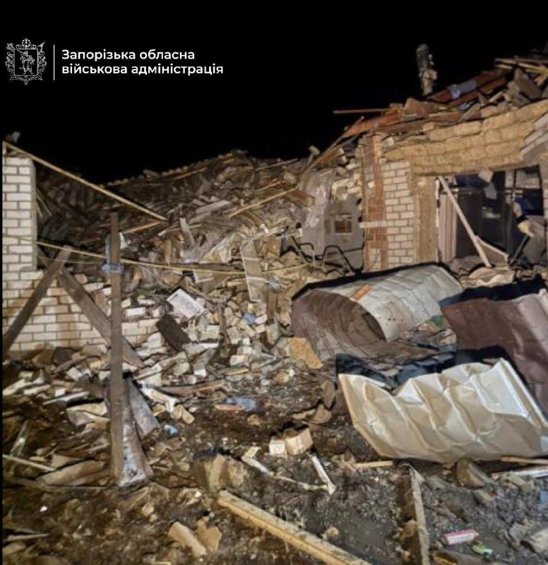 ज़ापोरिज़िया क्षेत्र के युलिवका गांव में हवाई हमले के परिणामस्वरूप एक व्यक्ति की मौत हो गई और दूसरा घायल हो गया।