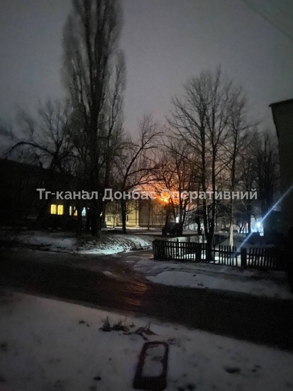 ड्रोन हमले के परिणामस्वरूप डोनेट्स्क क्षेत्र के नोवोडोनेत्स्के में आग लग गई।