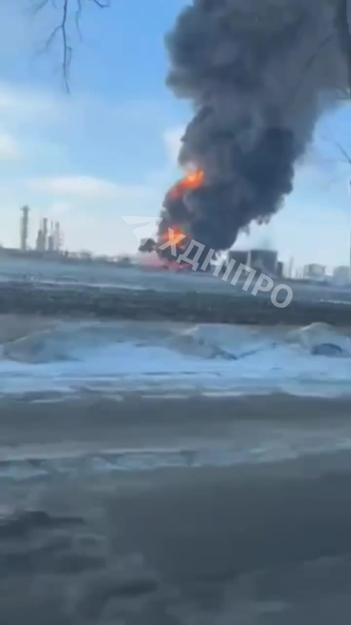 Fire at the oil depot in Hubynykha of Dnipropetrovsk region after the drone strikes