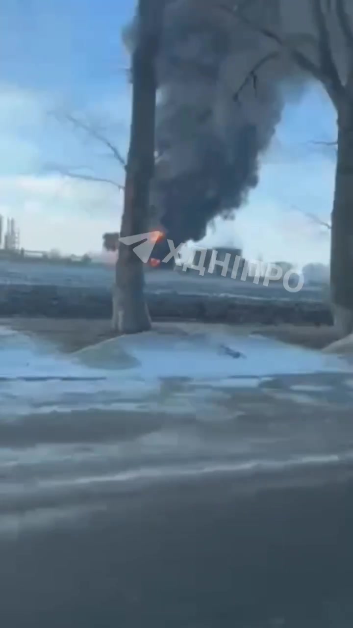 Fire at the oil depot in Hubynykha of Dnipropetrovsk region after the drone strikes
