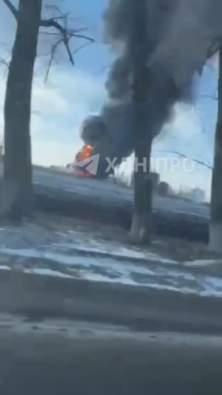 Fire at the oil depot in Hubynykha of Dnipropetrovsk region after the drone strikes