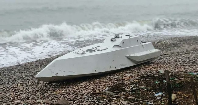 A U.S.-made AEGIR-W sea drone washed ashore near Ordu, Türkiye, on the Black Sea coast. The drone, built by Sierra Nevada, can carry up to 300 kg over a range of about 900 km. It was likely being tested or deployed in the Black Sea
