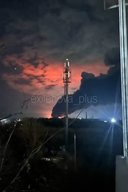 Rostov bölgesinin Gukovo kentinde insansız hava araçlarının saldırısının ardından patlamalar ve yangın meydana geldiği bildirildi.