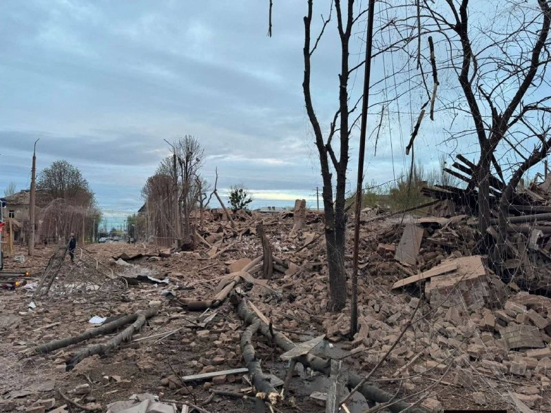 Sloviansk'ın merkezinde FAB-1500 bombasıyla yapılan hava saldırısı sonucu 1 kişi yaralandı.