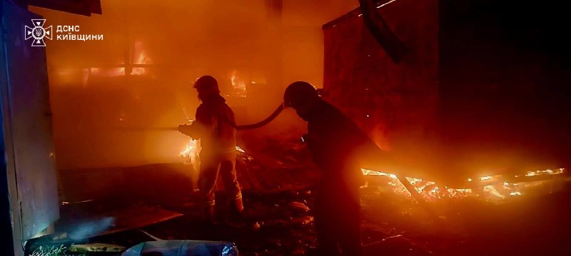 Kyiv bölgesinin Bila Tserkva ilçesindeki bir ticari işletmede Rus saldırısı sonucu büyük bir yangın çıktı, can kaybı yok.