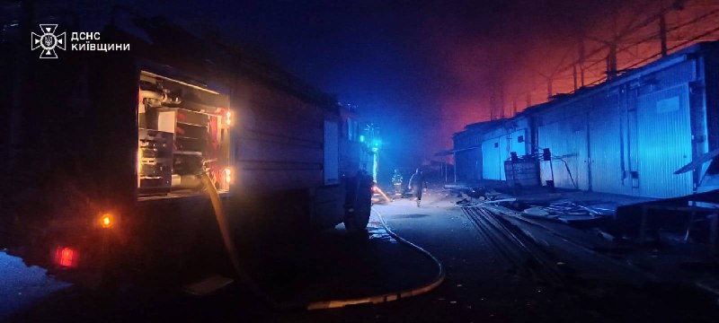 俄罗斯空袭导致基辅州比拉采尔克瓦区一家商业企业发生大火，所幸无人伤亡。