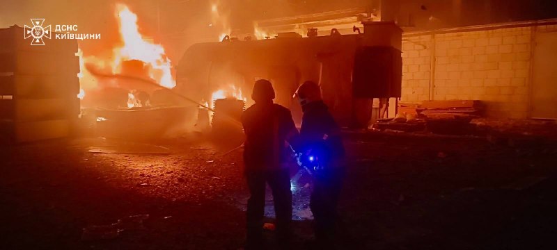 俄罗斯空袭导致基辅州比拉采尔克瓦区一家商业企业发生大火，所幸无人伤亡。