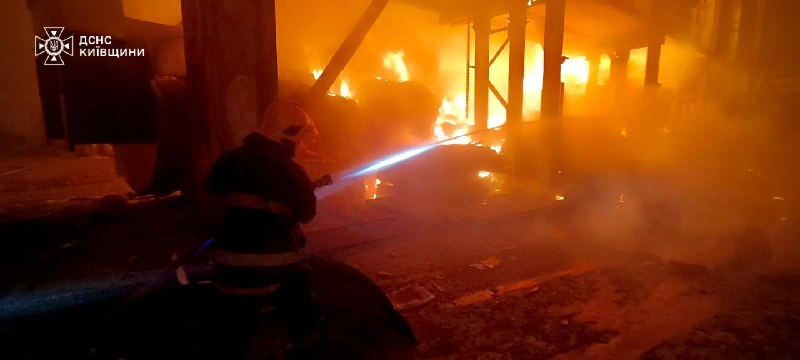 俄罗斯空袭导致基辅州比拉采尔克瓦区一家商业企业发生大火，所幸无人伤亡。