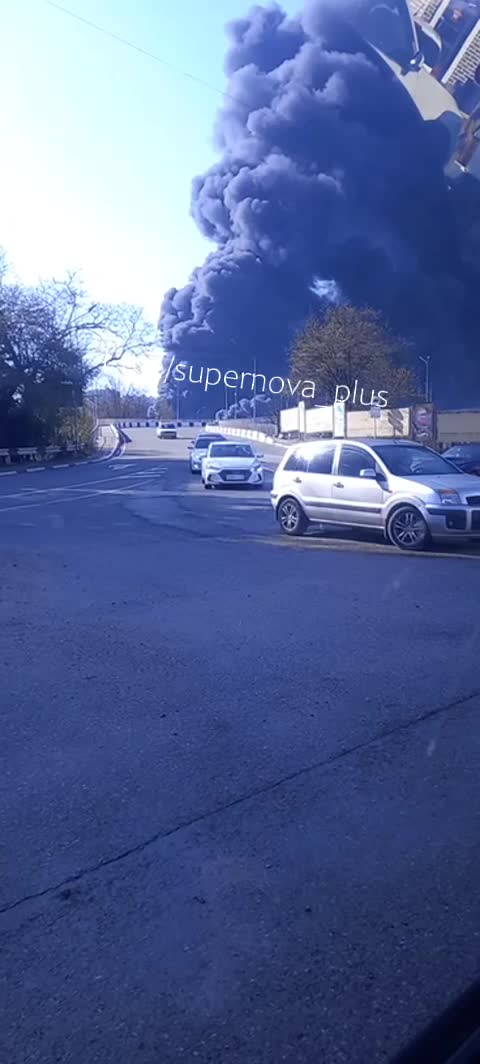 Tuapse'de bir yakıt deposu daha patladı.