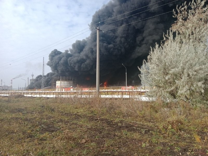 Ukraine’s General Staff reports strikes on four Russian oil-sector sites. Fires are burning at the Novokuibyshevsk and Syzran refineries in Samara region, the RPK Vysotsk “Lukoil-2” oil terminal in Leningrad region, and the Tikhoretsk pumping station in Krasnodar region