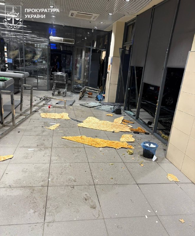 खार्किव में एक किराने की दुकान के पास कार में विस्फोट होने से एक व्यक्ति घायल हो गया।