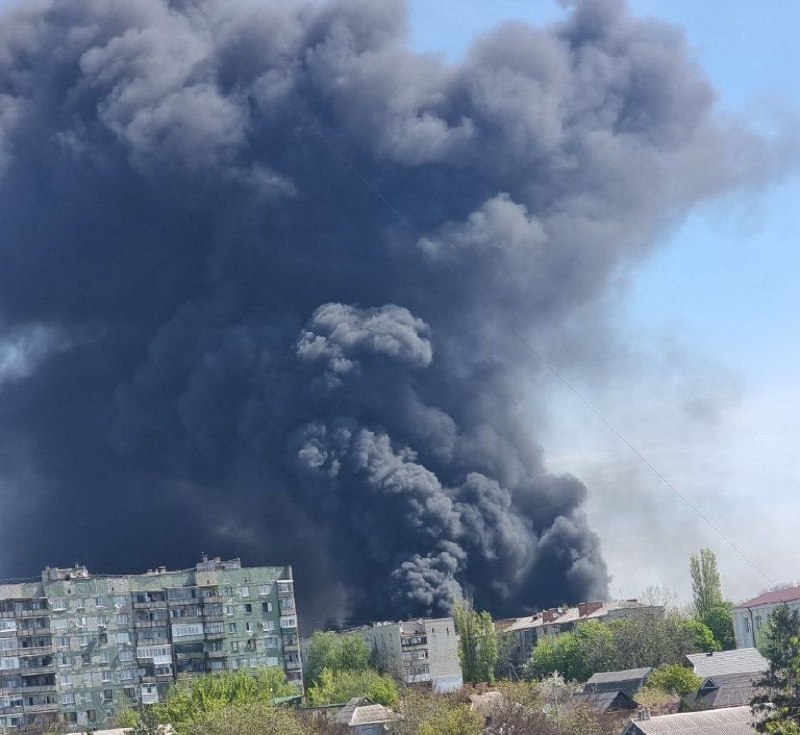 Gran incendio como consecuencia del bombardeo en Druzhkivka.