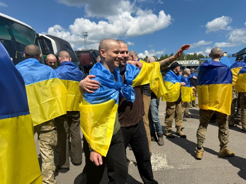 185 Ukrainian servicemen were released from Russian captivity in a new prisoners swap