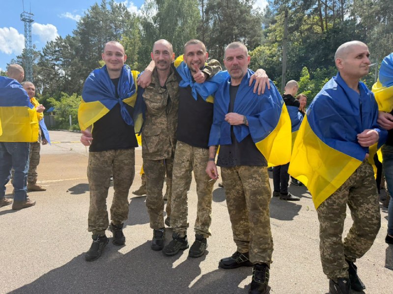 185 Ukrainian servicemen were released from Russian captivity in a new prisoners swap