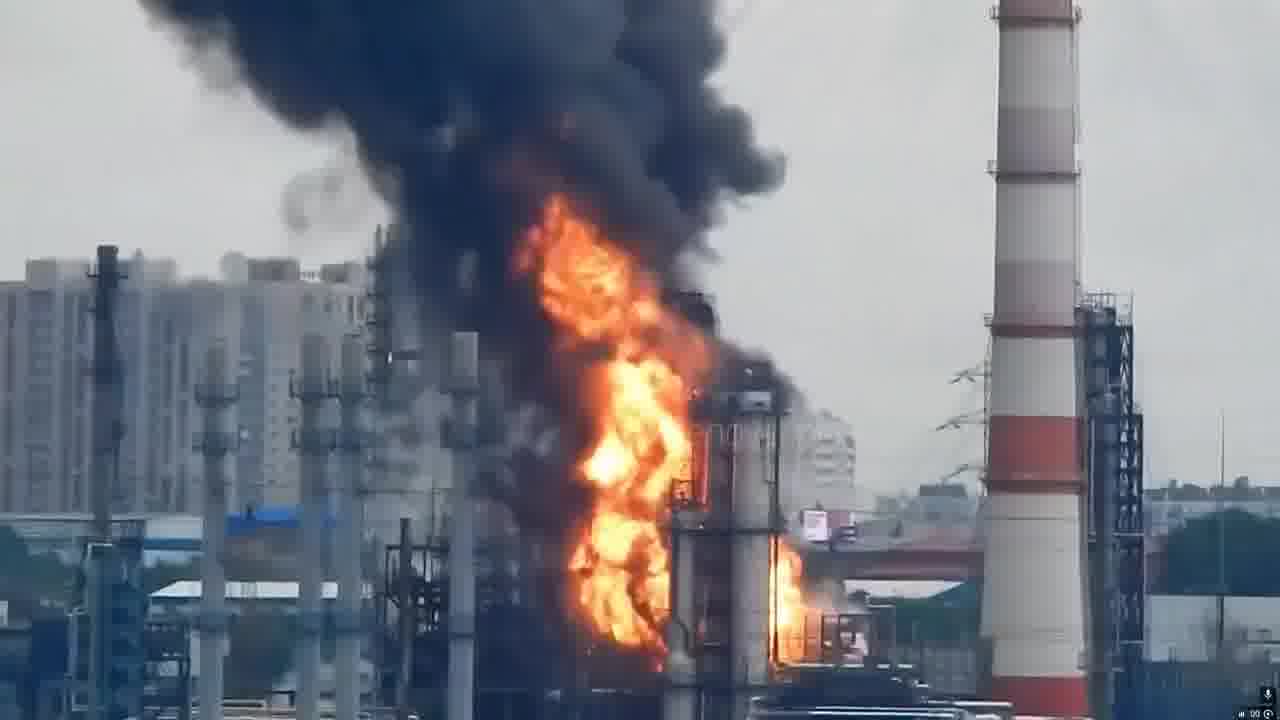 حريق في مصفاة نفط في كابوتنيا بمنطقة موسكو